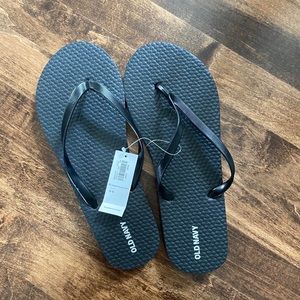 Old Navy youth flip flops